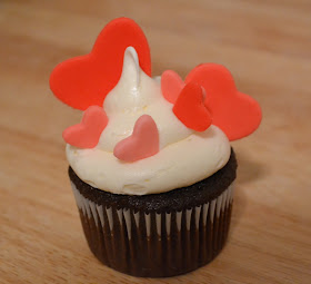 Much Ado About Somethin: Cake Decorating How-to: Valentine's Cupcakes