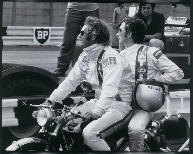 Steve McQueen et le pilote suisse Jo Siffert lors du tournage du film Le Mans