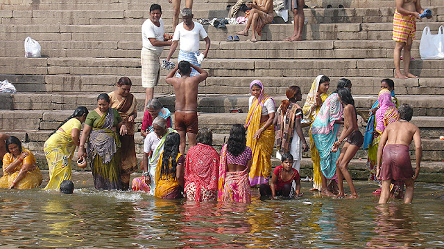 Indiens qui se baignent dans le Gange