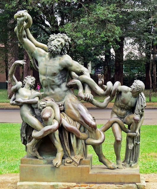 Escultura em bronze Laocoonte e seus filhos no Parque Ibirapuera