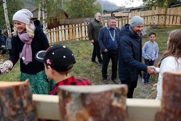 Skjåk municipality is a center for rafting events. Crown Princess Mette-Marit wore a new silk printed dress from H&M Conscious Exclusive