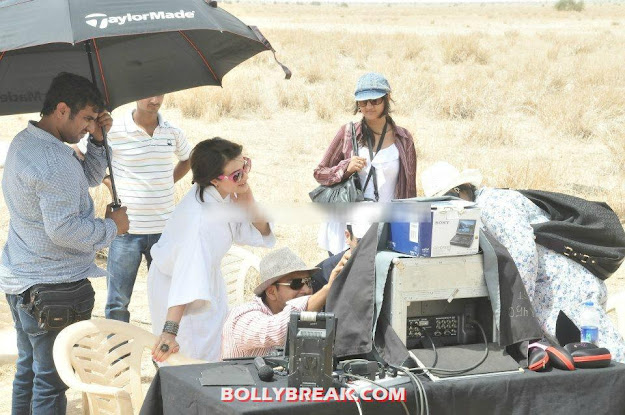 Ameesha chcking her rewind shot -  Ameesha Patel On the Sets of Glamstar Ad in Rajasthan