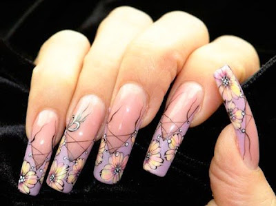 Estilo de uñas acrílicas flores y color rosa.