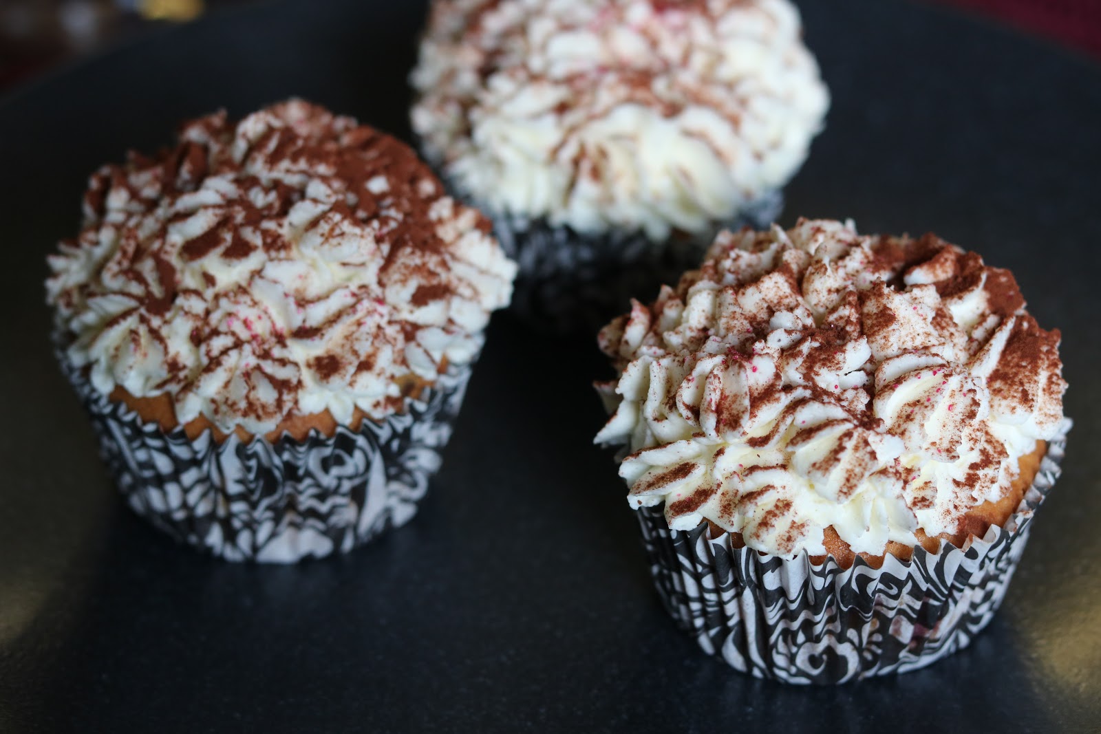 Alinas Glücklichmacher: Schneewittchen-Cupcakes (Stracciatella-Kirsche)