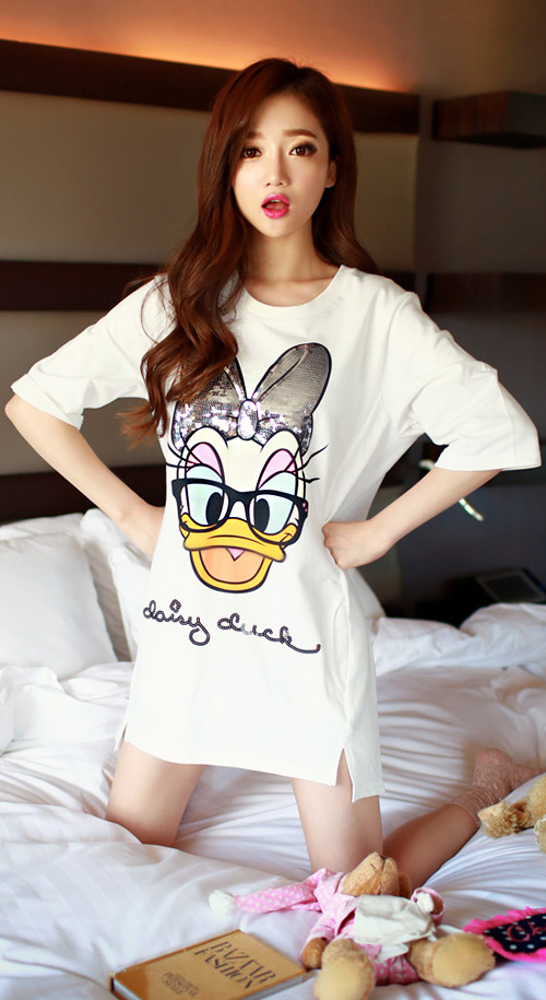 Милая майка. Кореянка в футболке. Кореянка в длинной футболке. Кореянка в пижаме. Милые пижамы для девушек.