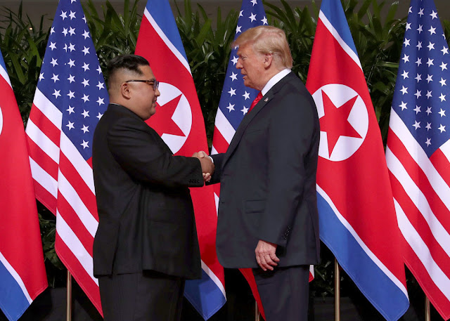 Histórico apretón de manos entre líderes de EEUU y Norcorea