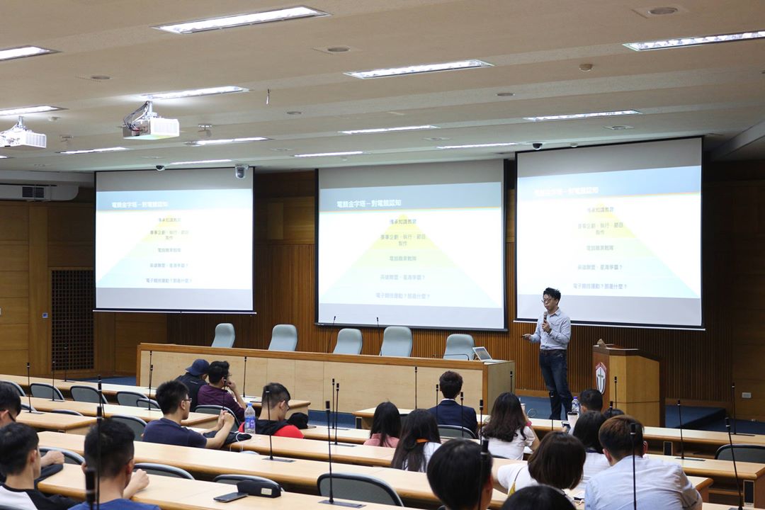 萬能科技大學資工系學生聆聽產業分享。