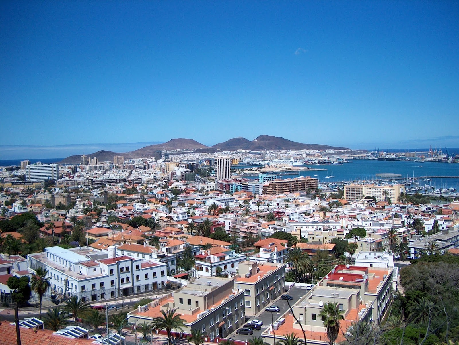 World Travel Destinations: Las Palmas: an Atlantic Eden for surfing fans