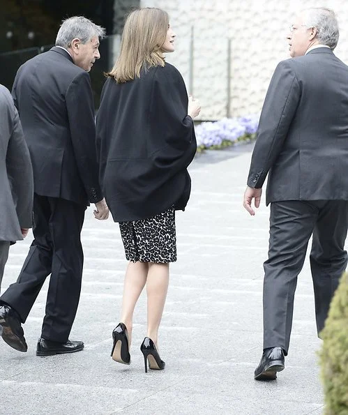 Queen Letizia wore Roberto Verino Jacquard pencil skirt and Hugo Boss Capina wool cape. Queen Letizia carried Nina Ricci Arc Clutch