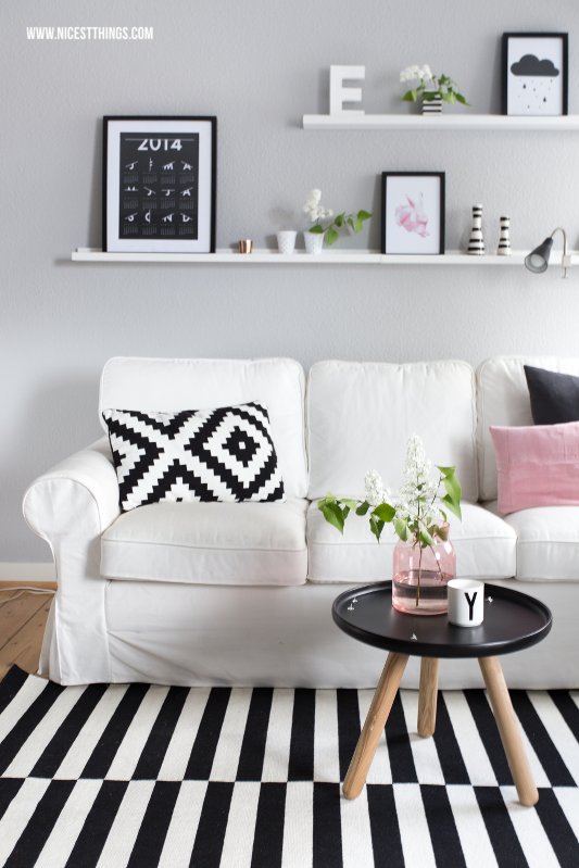 Frühlingsdeko Ideen Rosa Wohnzimmer Wohnzimmerdeko Ikea Ektorp vor grauer Wandfarbe, Ribba Bilderleisten #frühling #deko #frühlingsdeko #rosa #wohnzimmer #ektorp #ribba #ikea