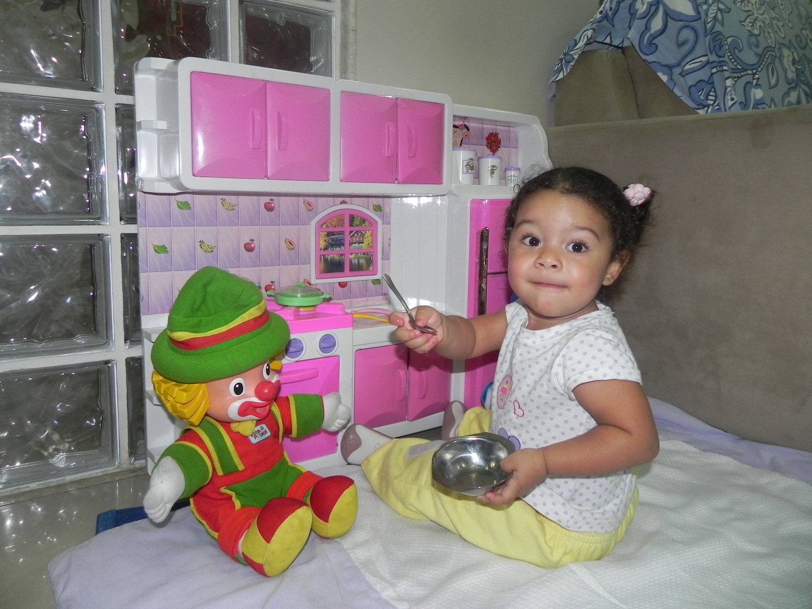 Ana Luiza: Brincando de casinha