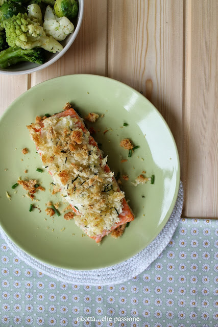 tranci di salmone con formaggio, pane ed erbe aromatiche 