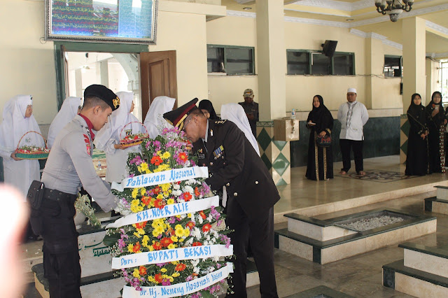 Muspida Kabupaten Bekasi Tabur Bunga Di Makam KH Noer Alie Muspida Kabupaten Bekasi Tabur Bunga Di Makam KH Noer Alie