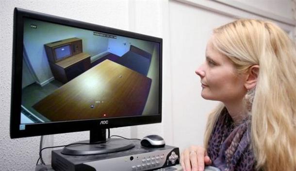 Αγoράκι με σπάνια ασθένεια τρώει το ίδιο του το…