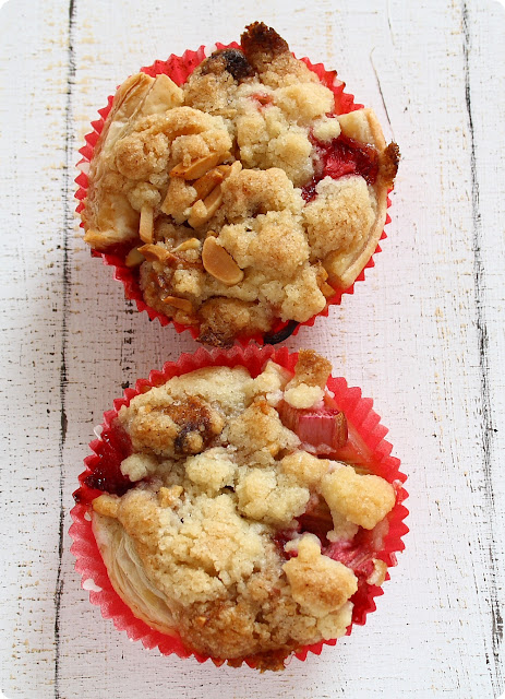 Erdbeer-Rhabarber-Crumble Muffins mit Marzipan | The Vegetarian Diaries ...
