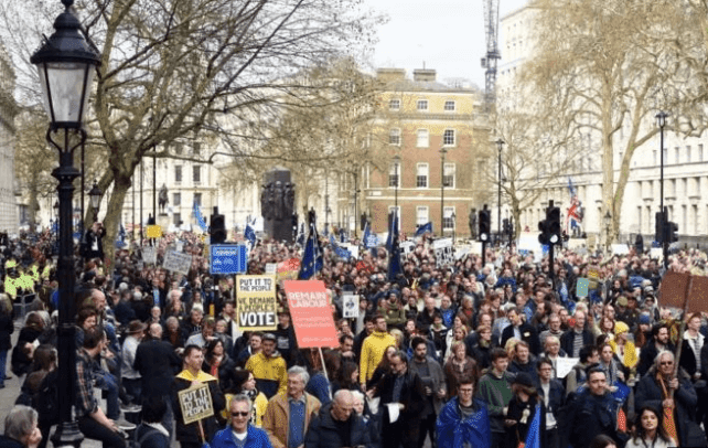 بريطانيون يتظاهرون لدعم قرار انسحاب بلادهم من الاتحاد الاوروبي.