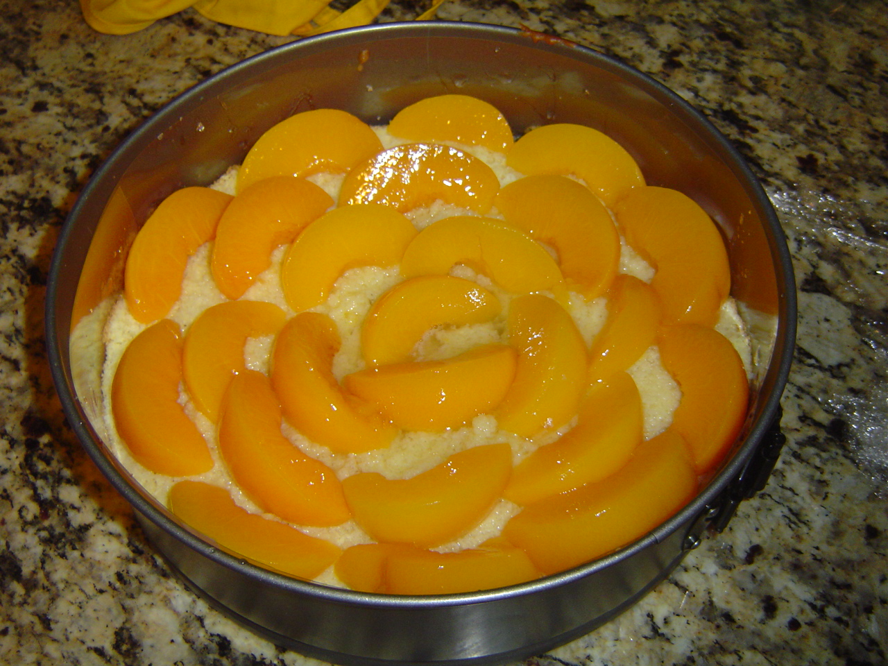 Шарлотка с персиками консервированными