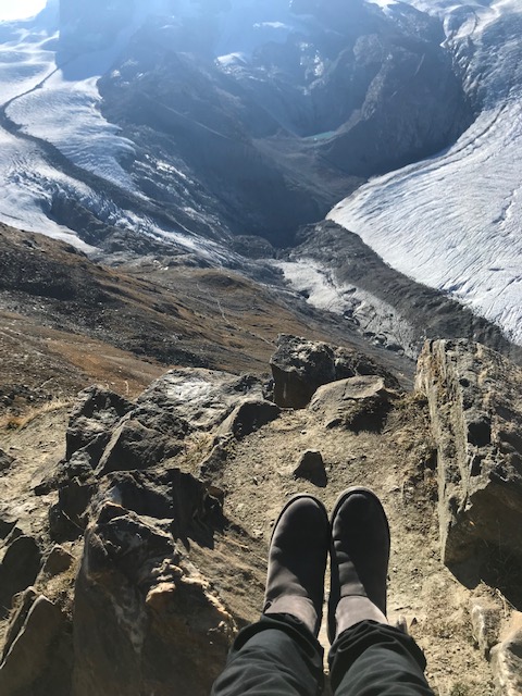 スイス・ツェルマットのゴルナーグラート山頂で足をぶらぶら