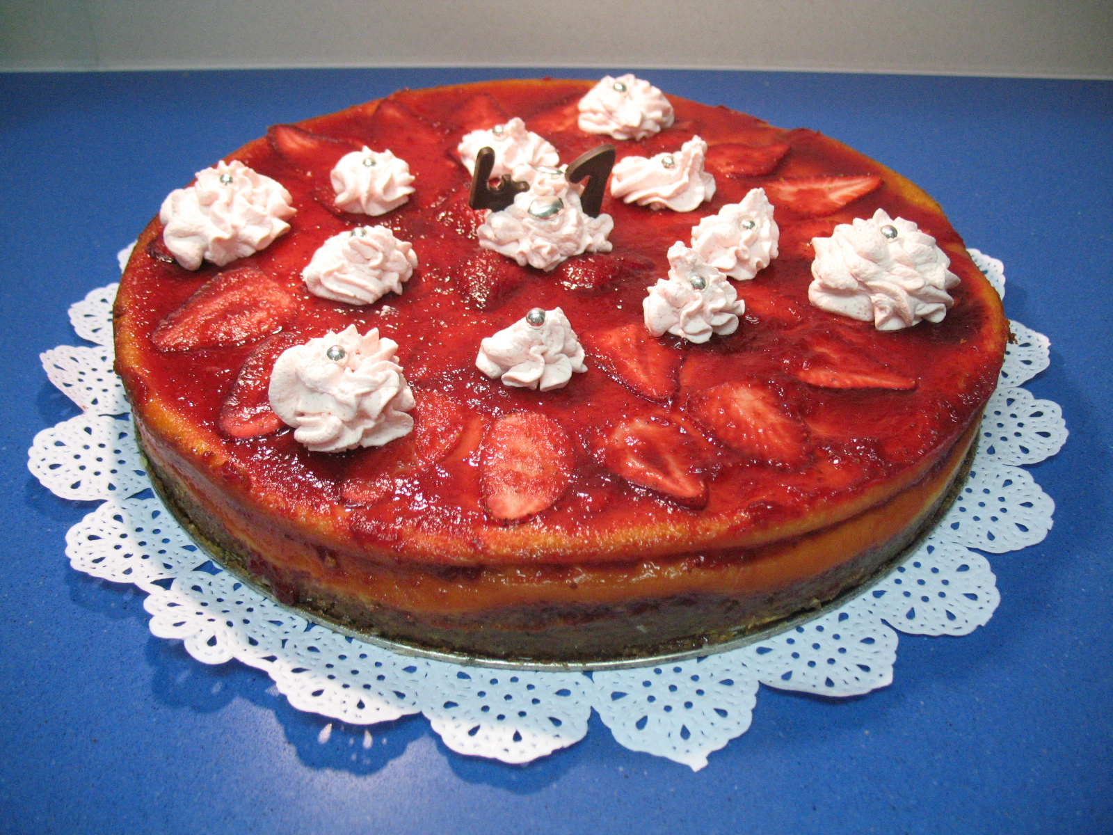 NOS VEMOS EN LA COCINA DE LANAS: TARTA DE QUESO CON GELATINA DE FRESAS