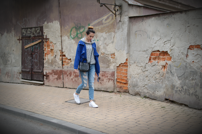 NA SPORTOWO: KOBALTOWA KURTKA, BOYFRIENDY I BLUZA Z KAPTUREM