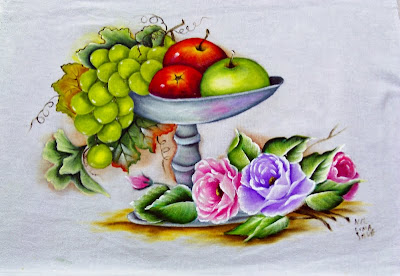 pintura de fruteira com maças, uvas verdes e rosas