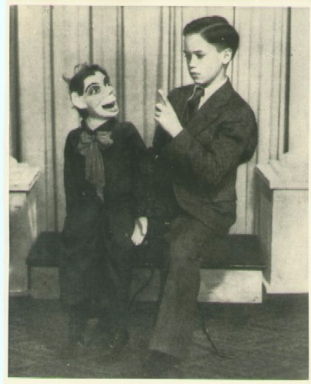 33 Creepy Vintage Portrait Photos of Ventriloquists With Their Dummies