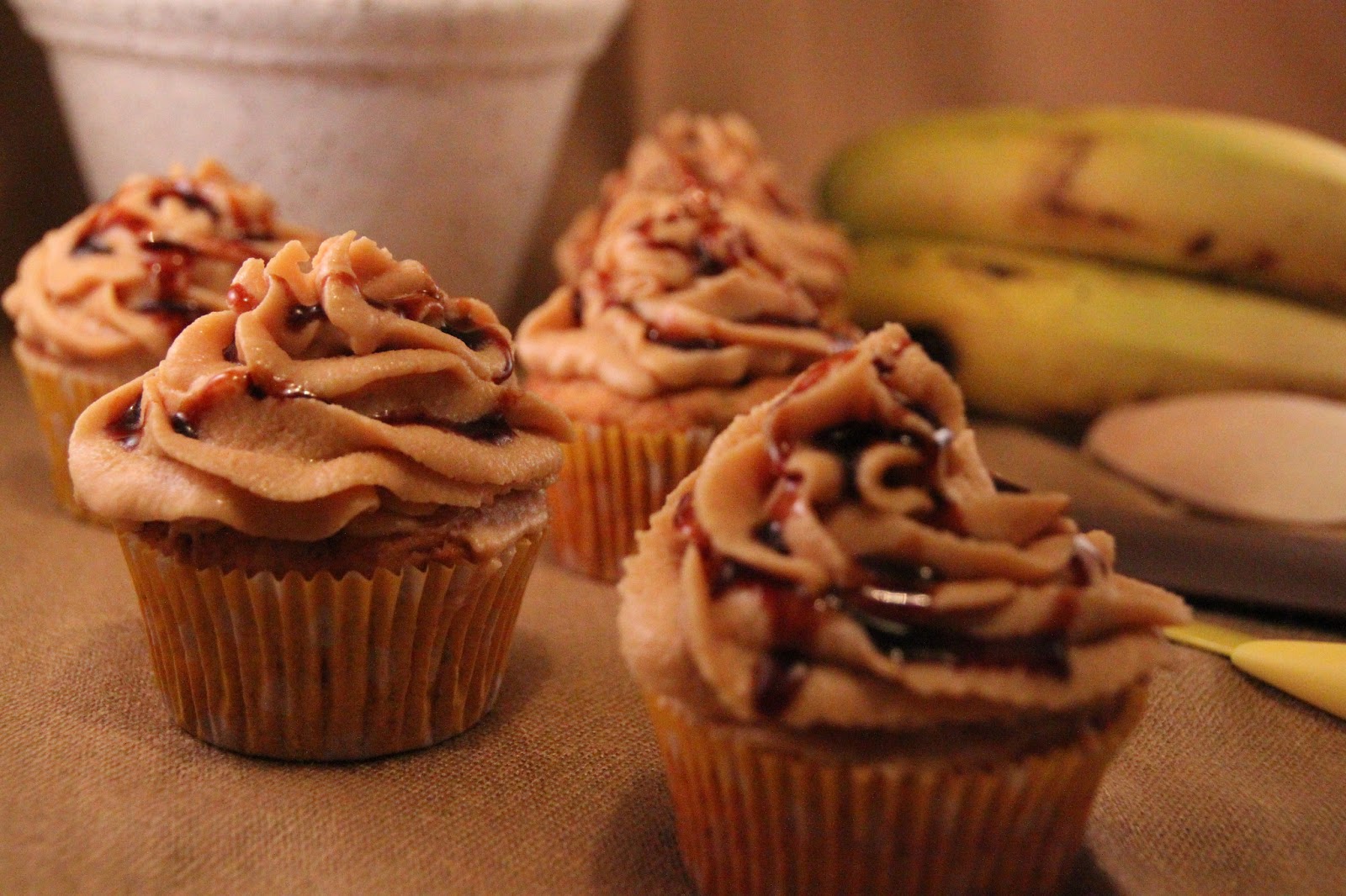 Cupcakes de plátano y crocanti de almendras con buttercream de leche condensada y caramelo