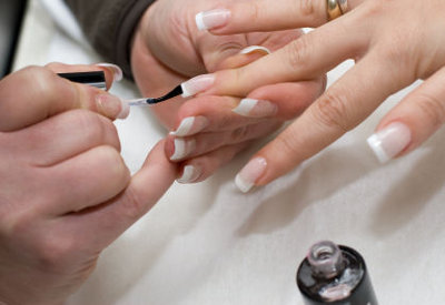 poner uñas postizas