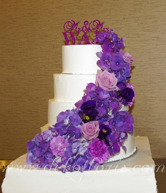 Fioletowa dekoracja kwiatowa tortu weselnego opolskie