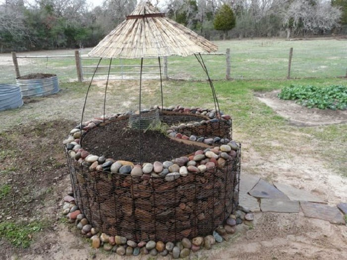 How to build a Keyhole Garden Do it yourself ideas and projects