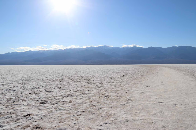 Laajemmassa kuvassa vallitsee valkoinen väri ja kirkas aurinko