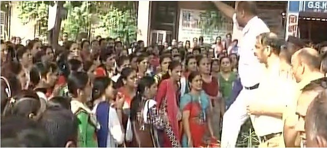 கேள்வி கேட்ட ஆசிரியரை கத்தியால் குத்திக் கொன்ற பள்ளி மாணவர்கள் கேள்வி கேட்ட ஆசிரியரை கத்தியால் குத்திக் கொன்ற பள்ளி மாணவர்கள்