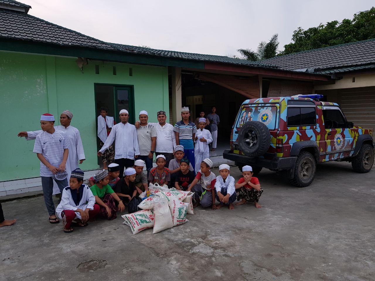 DPD IPK Foto bersama dengan sejumlah siswa dan pengurus pesantren Hafizs Quran Keluarga Siumbut  Umbut Asahan.  DPD IPK Foto bersama dengan sejumlah siswa dan pengurus pesantren Hafizs Quran Keluarga Siumbut  Umbut Asahan.
