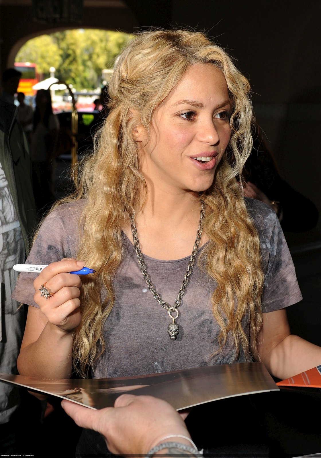 Shakira Pasión Venezuela Fans Club Oficial: Shak Firmando autógrafos a