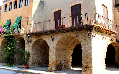 Plaza de les Voltes en Peratallada