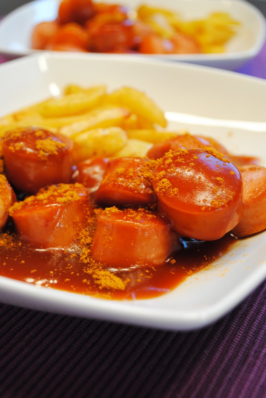 Küchenzaubereien: Feurige Currywurst mit Backofen-Pommes