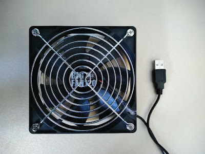 今回冷却ファンのDIY素材となったUSBファンその1