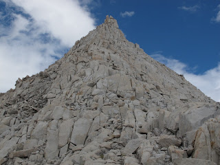 Die Berge hier (hier: Feather Peak) sehen so aus, als seien sie beim letzten Felsen-Mikado übriggeblieben