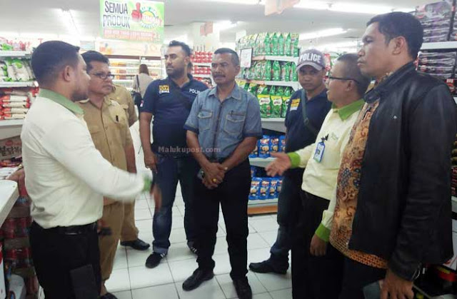 Ambon, Malukupost.com -  Komisi C DPRD Maluku dan Dinas Perindustrian dan Perdagangan (Disperindag) Maluku melakukan inspeksi mendadak (sidak) ke sejumlah swalayan atau Minimarket di Kota Ambon, Selasa (12/12).  Berdasarkan pantauan Malukupost.com, saat melakukan monitoring produk pangan tersebut, petugas Disperindag menemukan sejumlah Permen dan Saos Ortega Taco dalam kemasan botol, yang sudah kadaluarsa di sejumlah Minimarket.  Sidak yang dilakukan Komisi C DPRD Maluku dengan Disperindag serta melibatkan Reskrimsus Polda Maluku dimulai dari Swalayan Oasis di Jalan AJ. Patty, Swalayan Super Mart di Jalan Diponegoro, Swalayan Fris Fresh Market di Jalan Rijali dan berakhir di Foodmart Plaza Ambon, namun petugas tidak menemukan makanan maupun minuman, atau kemasan lainnya yang melanggar ketentuan. 
