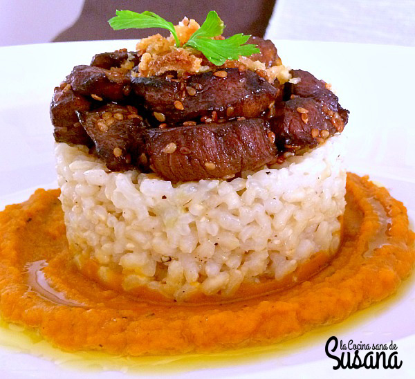Timbal de arroz integral con solomillo en salsa de soja sobre puré de zanahoria