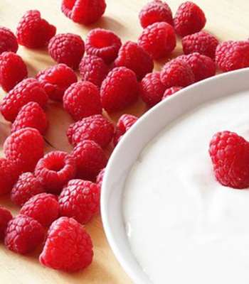 Raspberry buah lezat yang bermanfaat. Bisa mencegah kanker, melindungi kulit, menurunkan berat badan, meningkatkan sistem imun, dan masih banyak lagi. Kenapa bisa begitu?