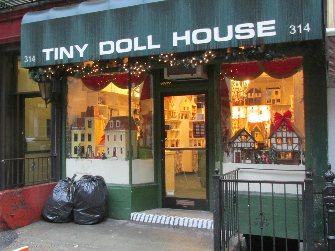Midtown Blogger/Manhattan Valley Follies Tiny Doll House Yorkville