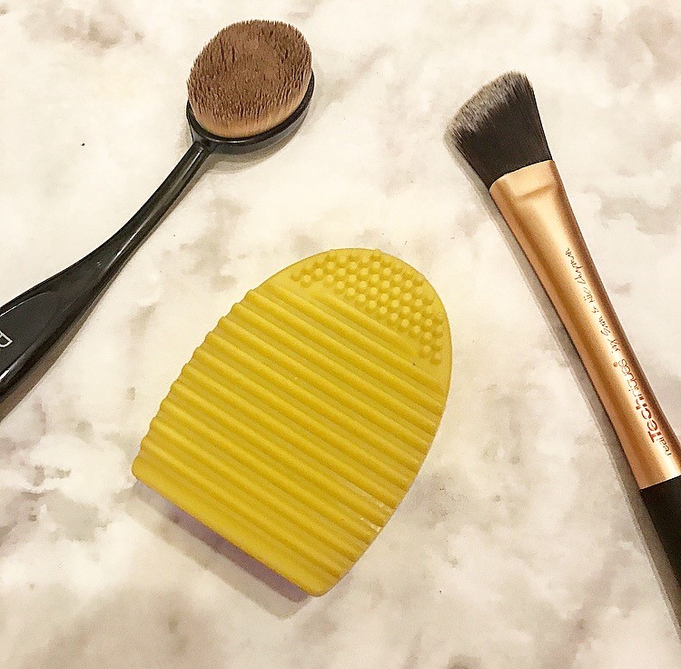 Small & Blonde Product Review Brushegg