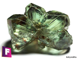 alejandrita-crisoberilo-cristal-gema-foro-de-minerales