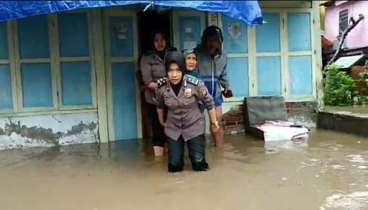 Polwan Polres Kep. Selayar, Ikut Evakuasi Warga Terdampak Banjir
