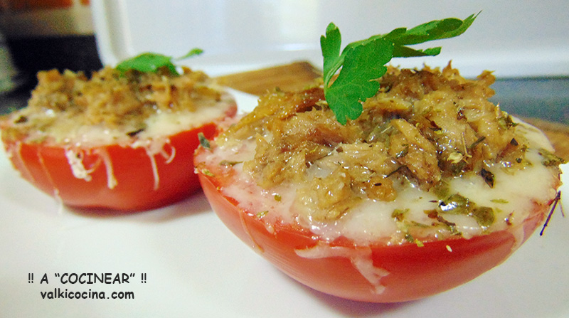 Tomates al horno gratinados con atún