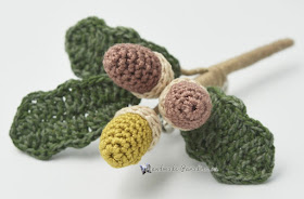 Πλεκτή καρφίτσα "Κλαδί βελανιδιάς με βελανίδια" (2)