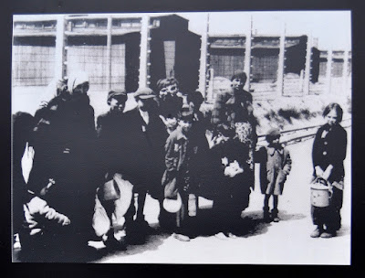 Imagen de prisioneros tras descender del tren