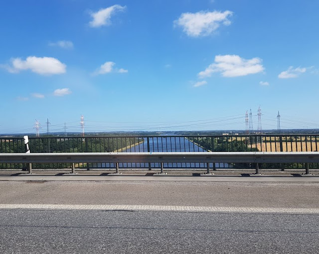 Vom Glück der Anreise nach Dänemark. Wir fahren über die Rader Hochbrücke, um in unser dänisches Nachbarland zu kommen.