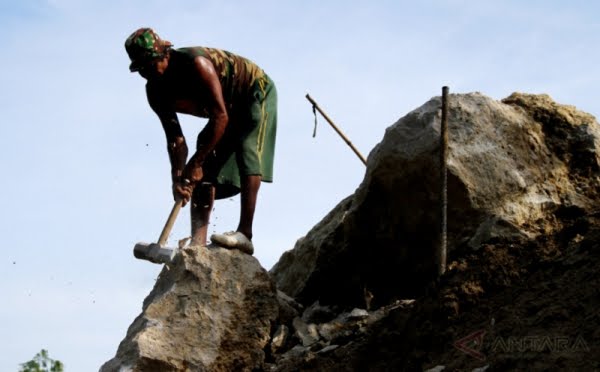 Bukannya Berterima Kasih Ditolong Saat Kecelakaan, Ibu-ibu Ini Malah Marah-marah Bukannya Berterima Kasih Ditolong Saat Kecelakaan, Ibu-ibu Ini Malah Marah-marah